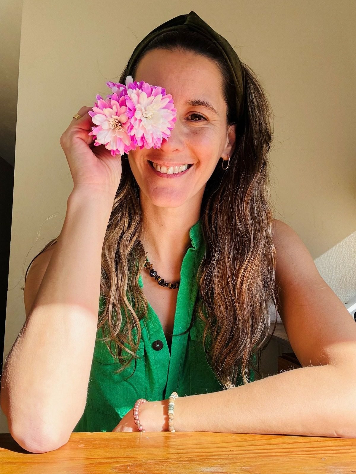 Gi sonriendo con flores rosas en la mano